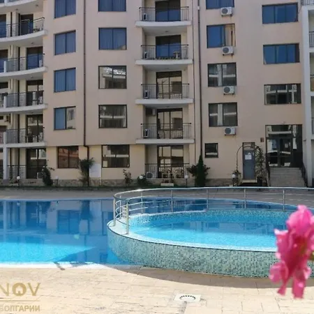 Vacation At Sunny Apartment *